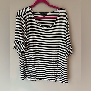 Stripped blouse that gives French vibes sleeve comes to about elbow 2x size